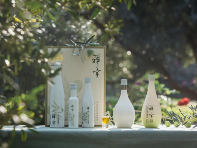 從甘肅隴南的青山幽谷，到一線(xiàn)城市的高端賣(mài)場(chǎng)；從一顆油橄欖在晨露中初綻的青澀，到一..